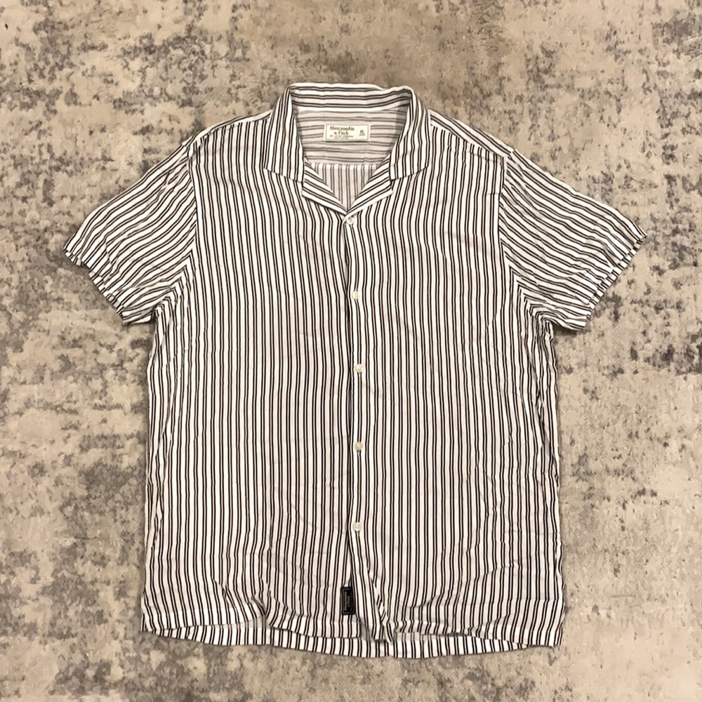 ABERCROMBIE & FITCH LIGHTWEIGHT BUTTON UP